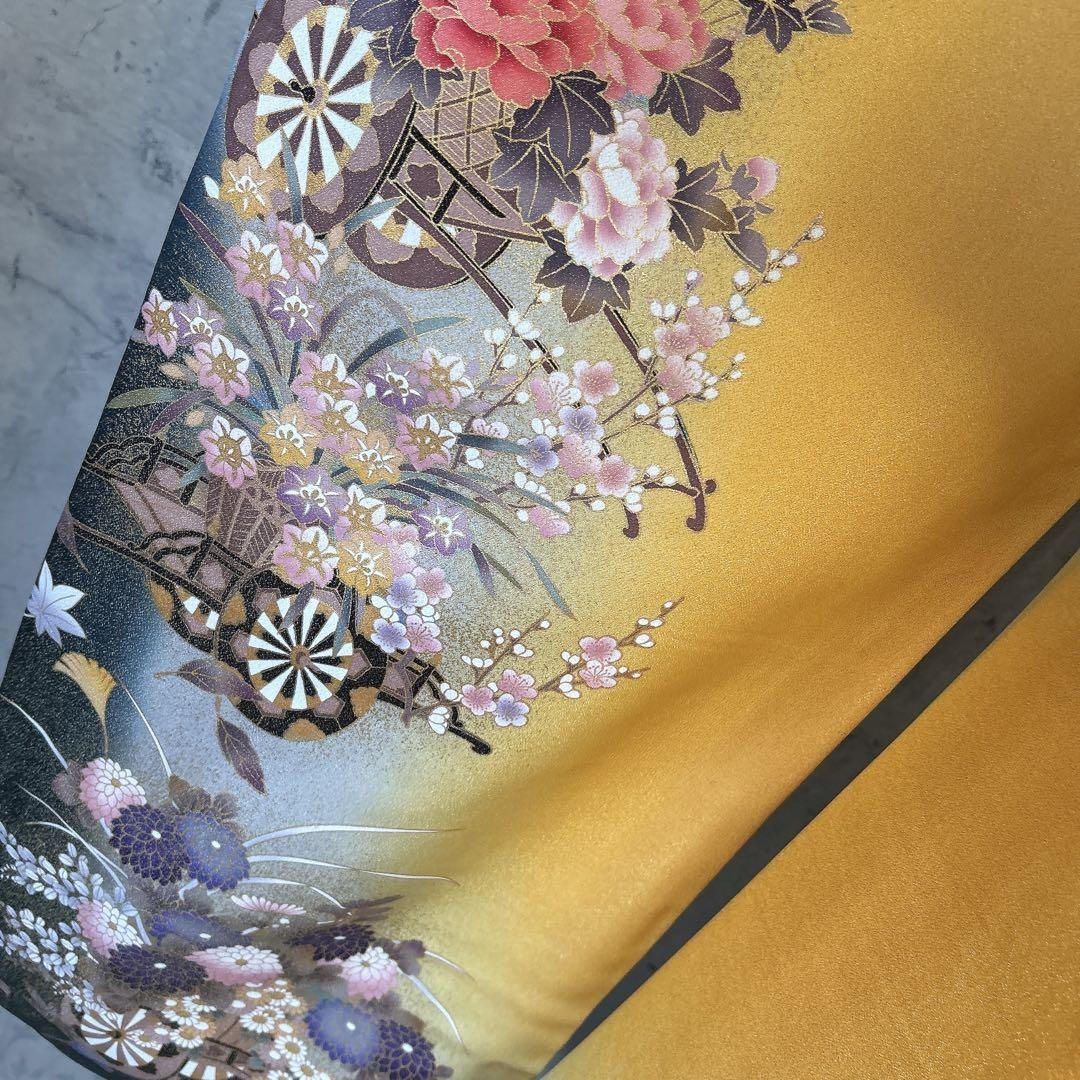 طقم فوريسود عتيق - حرير أصفر فاخر مزين بتطريزات ذهبية - نقش كلاسيكي