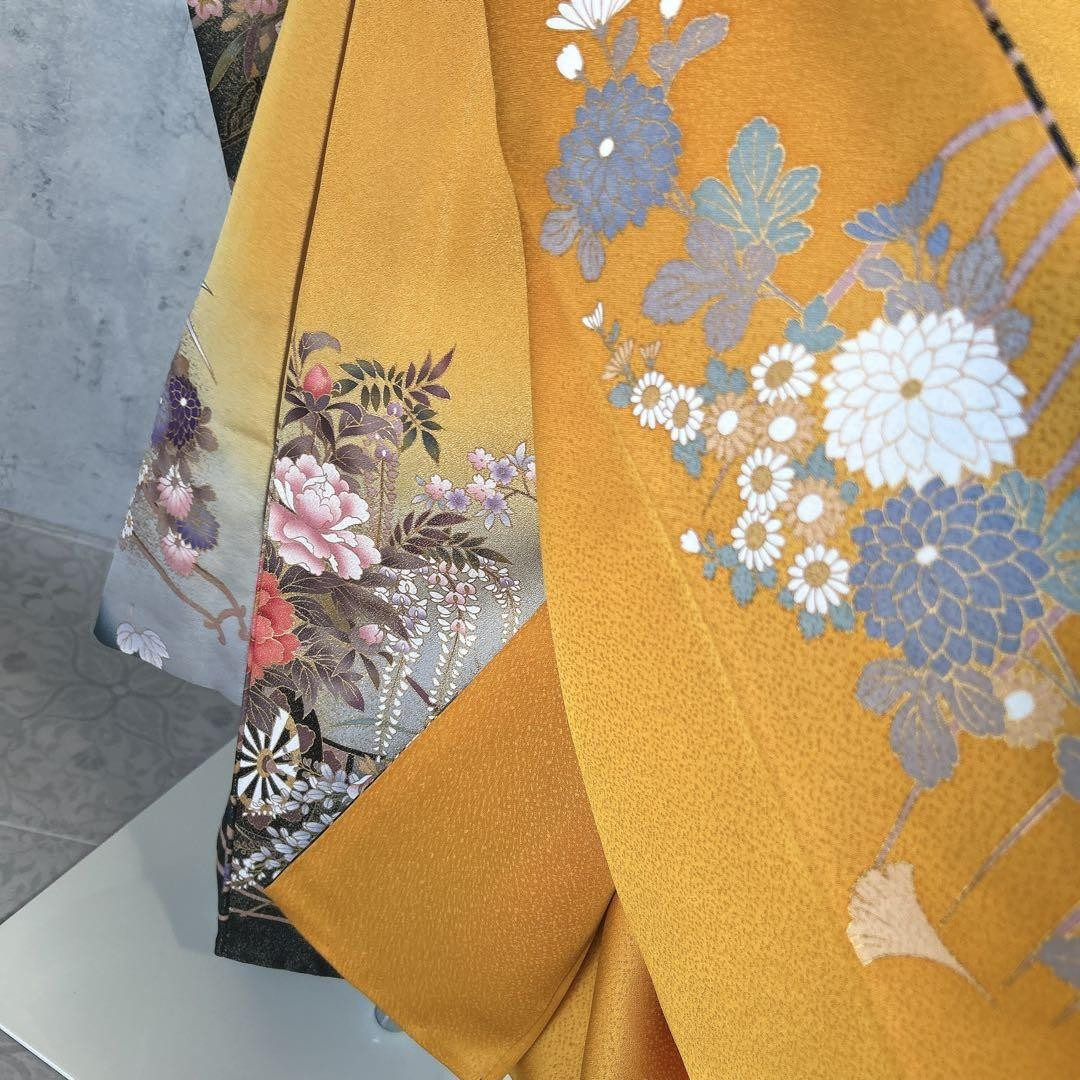 طقم فوريسود عتيق - حرير أصفر فاخر مزين بتطريزات ذهبية - نقش كلاسيكي