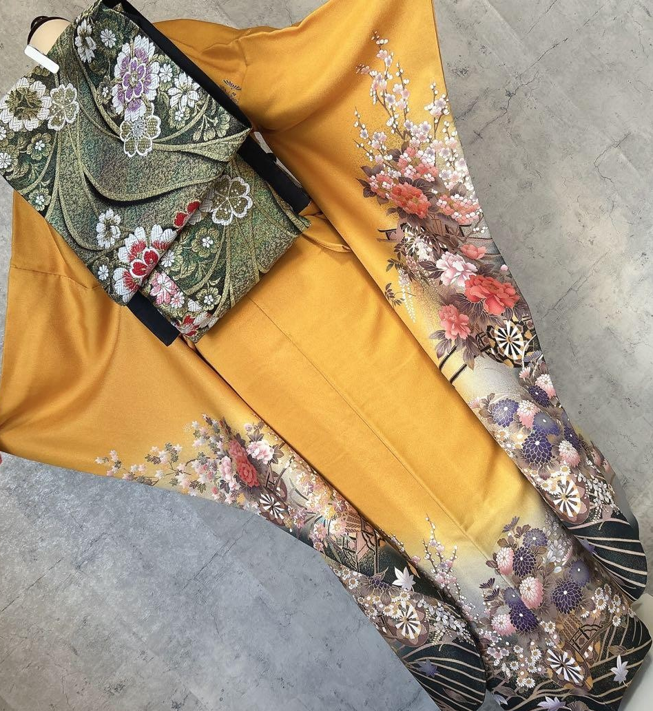 طقم فوريسود عتيق - حرير أصفر فاخر مزين بتطريزات ذهبية - نقش كلاسيكي
