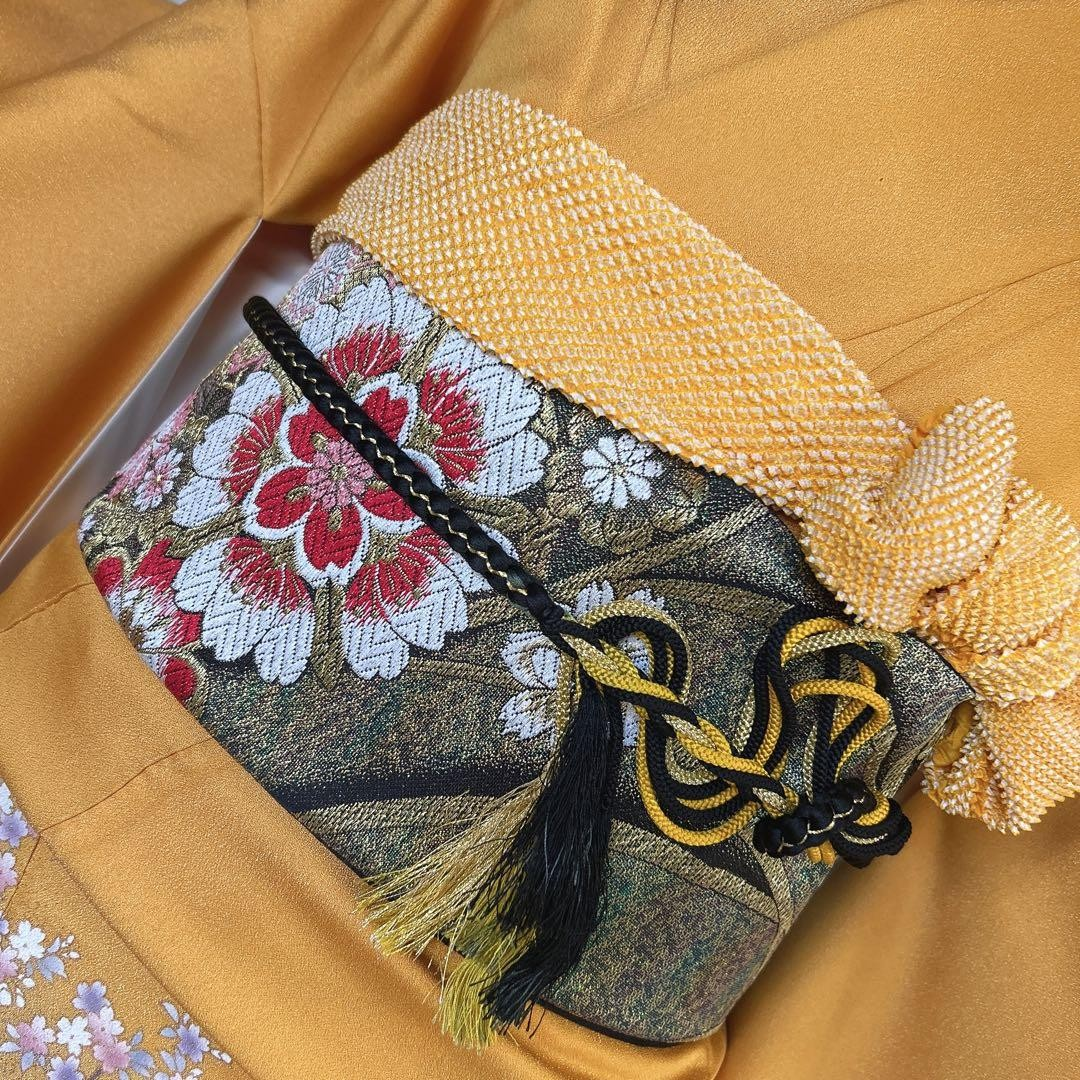 طقم فوريسود عتيق - حرير أصفر فاخر مزين بتطريزات ذهبية - نقش كلاسيكي