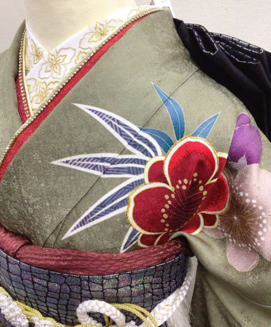 فوريسود أخضر لامع من نوع أوجويسو بنقوش زهرية حمراء جريئة وحزام أوبي متلألئ - طقم كامل