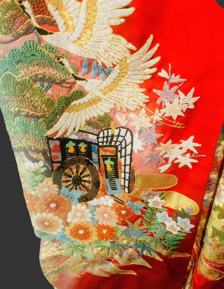 كيمونو زفاف أحمر تقليدي من نوع أوتشيكاكي مطرز بتطريز ساغارا - طيور الكركي والزهور