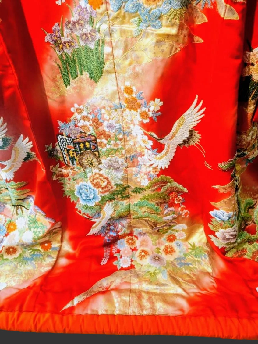 كيمونو زفاف أحمر تقليدي من نوع أوتشيكاكي مطرز بتطريز ساغارا - طيور الكركي والزهور