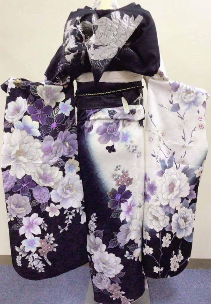 طقم كامل من فوريسود أسود وأبيض رائع مزين بأزهار أرجوانية نابضة بالحياة وحزام أوبي أسود وفضي