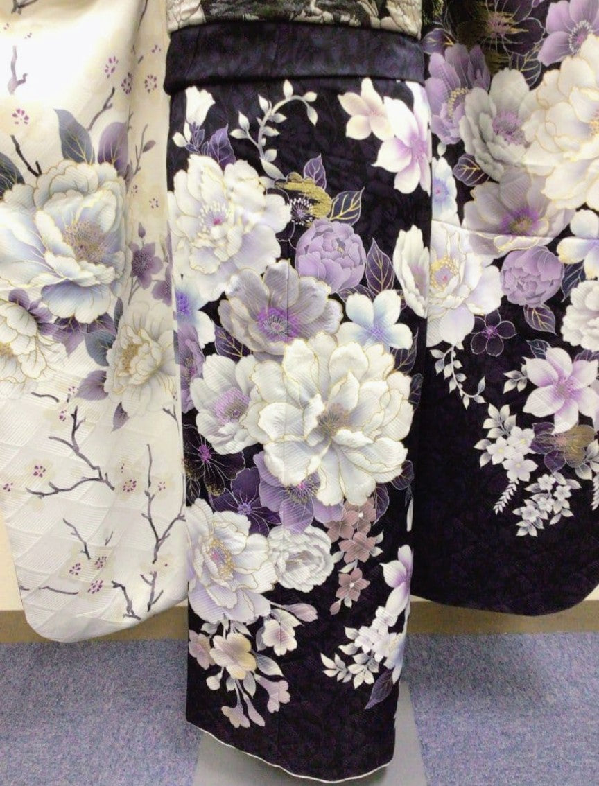 طقم كامل من فوريسود أسود وأبيض رائع مزين بأزهار أرجوانية نابضة بالحياة وحزام أوبي أسود وفضي