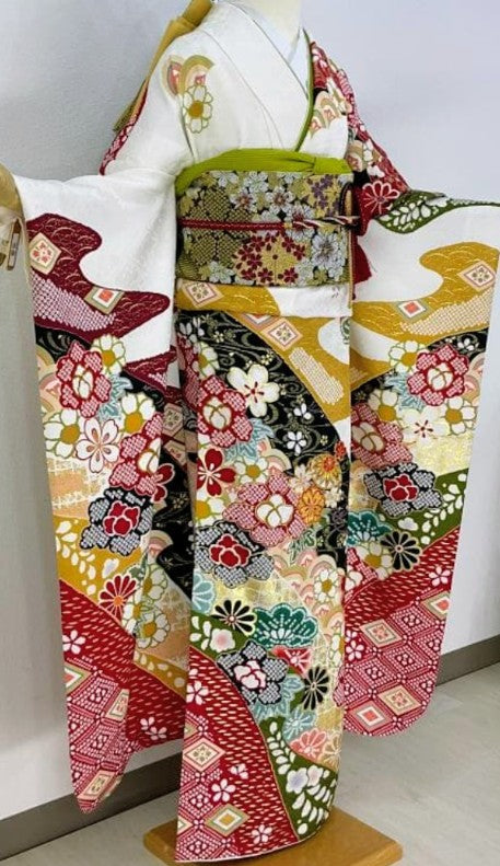 White Furisode Full Set - 7 Pieces - Classic Style - LL to Tall Size - Pure Silk - Excellent Condition