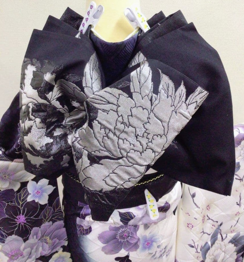 طقم كامل من فوريسود أسود وأبيض رائع مزين بأزهار أرجوانية نابضة بالحياة وحزام أوبي أسود وفضي