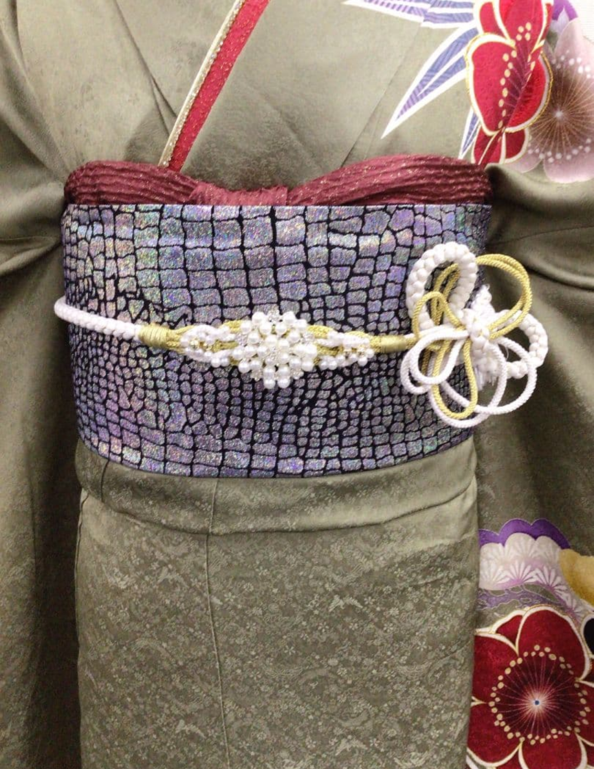 فوريسود أخضر لامع من نوع أوجويسو بنقوش زهرية حمراء جريئة وحزام أوبي متلألئ - طقم كامل