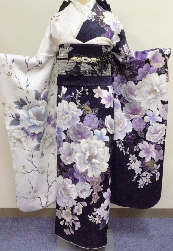 طقم كامل من فوريسود أسود وأبيض رائع مزين بأزهار أرجوانية نابضة بالحياة وحزام أوبي أسود وفضي