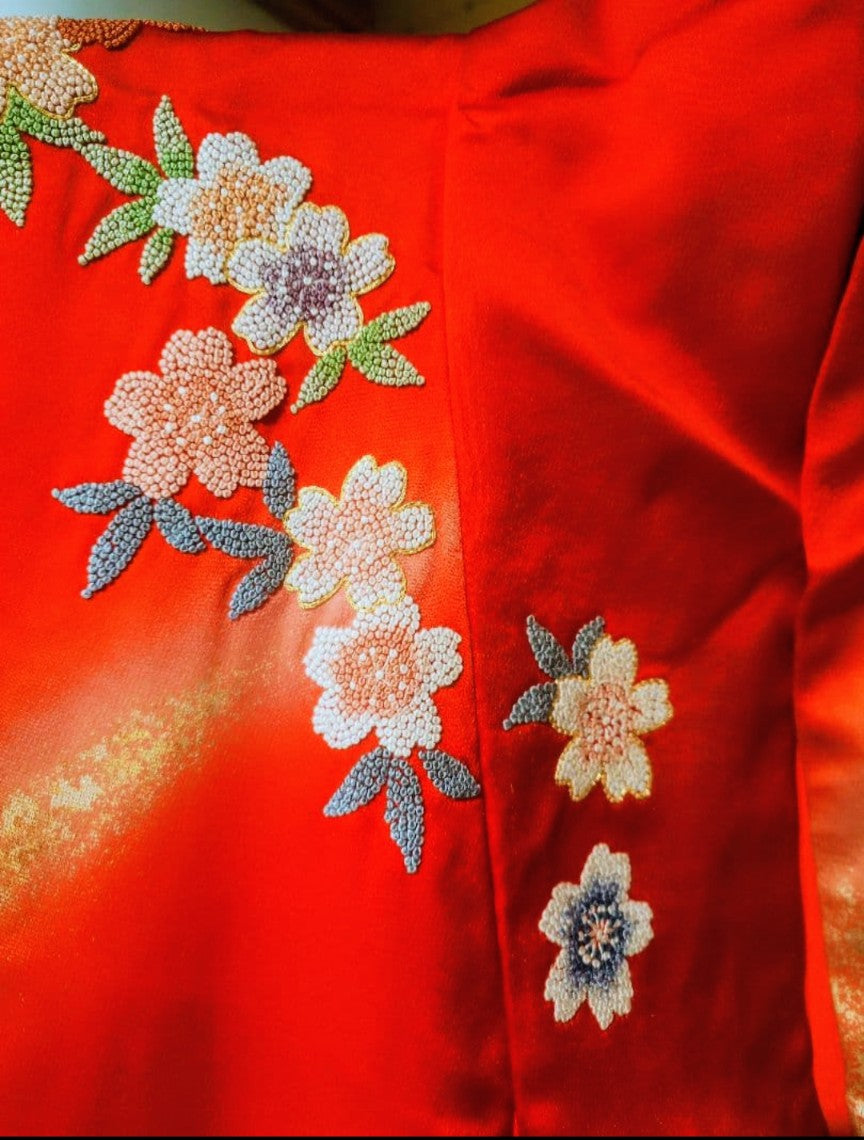 كيمونو زفاف أحمر تقليدي من نوع أوتشيكاكي مطرز بتطريز ساغارا - طيور الكركي والزهور