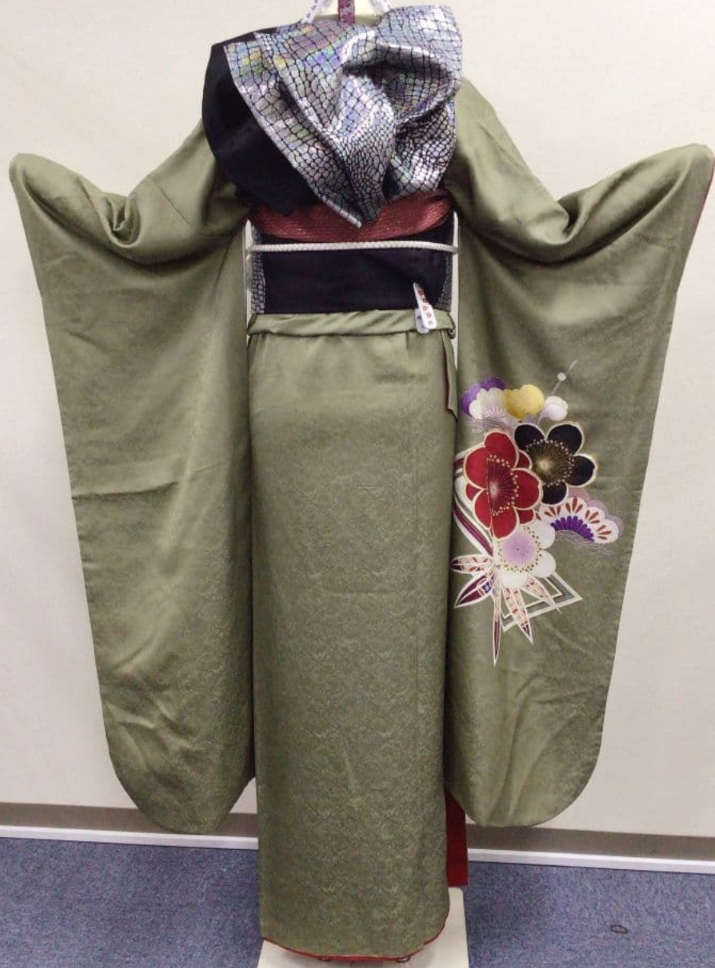 فوريسود أخضر لامع من نوع أوجويسو بنقوش زهرية حمراء جريئة وحزام أوبي متلألئ - طقم كامل