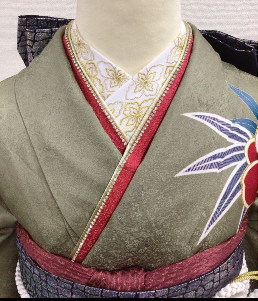 فوريسود أخضر لامع من نوع أوجويسو بنقوش زهرية حمراء جريئة وحزام أوبي متلألئ - طقم كامل