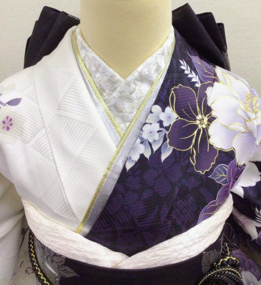 طقم كامل من فوريسود أسود وأبيض رائع مزين بأزهار أرجوانية نابضة بالحياة وحزام أوبي أسود وفضي