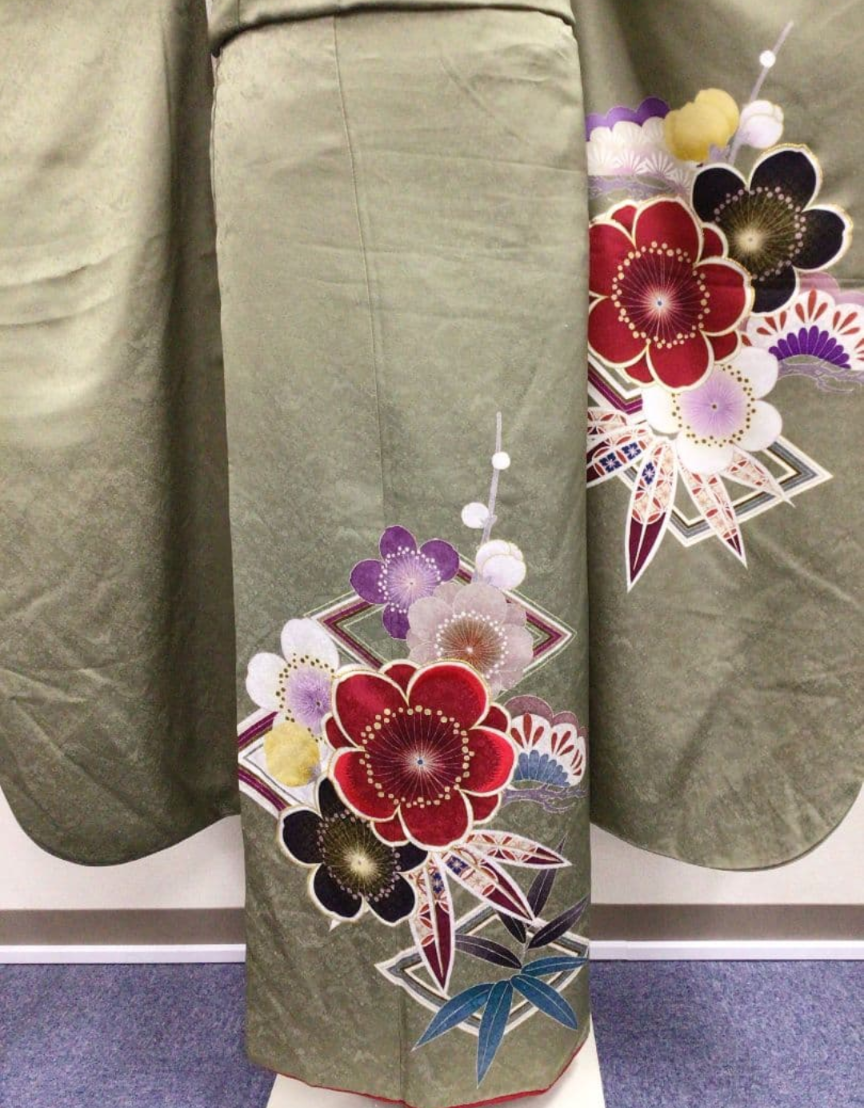 فوريسود أخضر لامع من نوع أوجويسو بنقوش زهرية حمراء جريئة وحزام أوبي متلألئ - طقم كامل