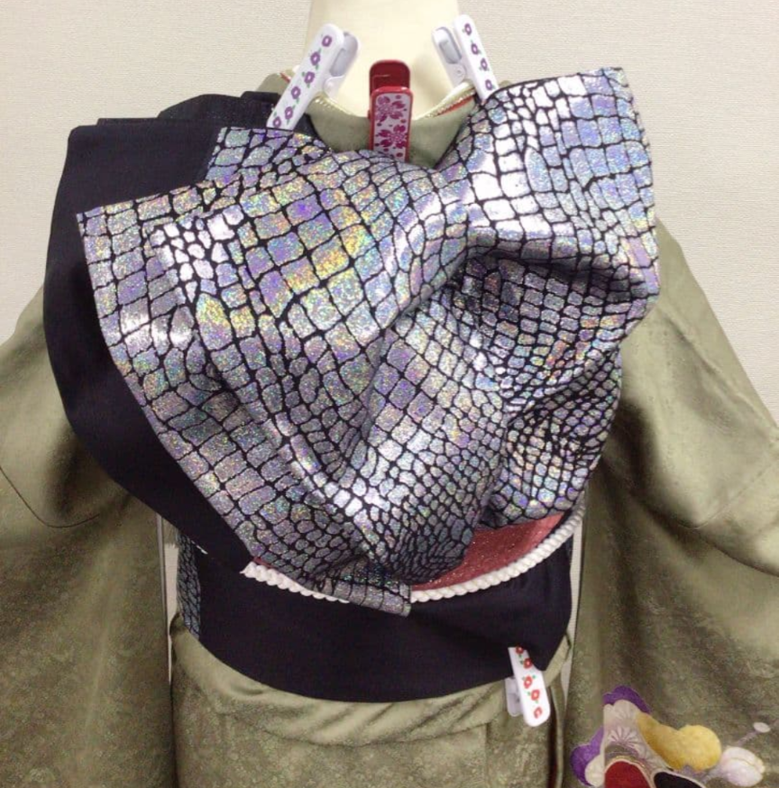 فوريسود أخضر لامع من نوع أوجويسو بنقوش زهرية حمراء جريئة وحزام أوبي متلألئ - طقم كامل