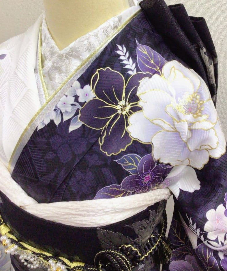 طقم كامل من فوريسود أسود وأبيض رائع مزين بأزهار أرجوانية نابضة بالحياة وحزام أوبي أسود وفضي