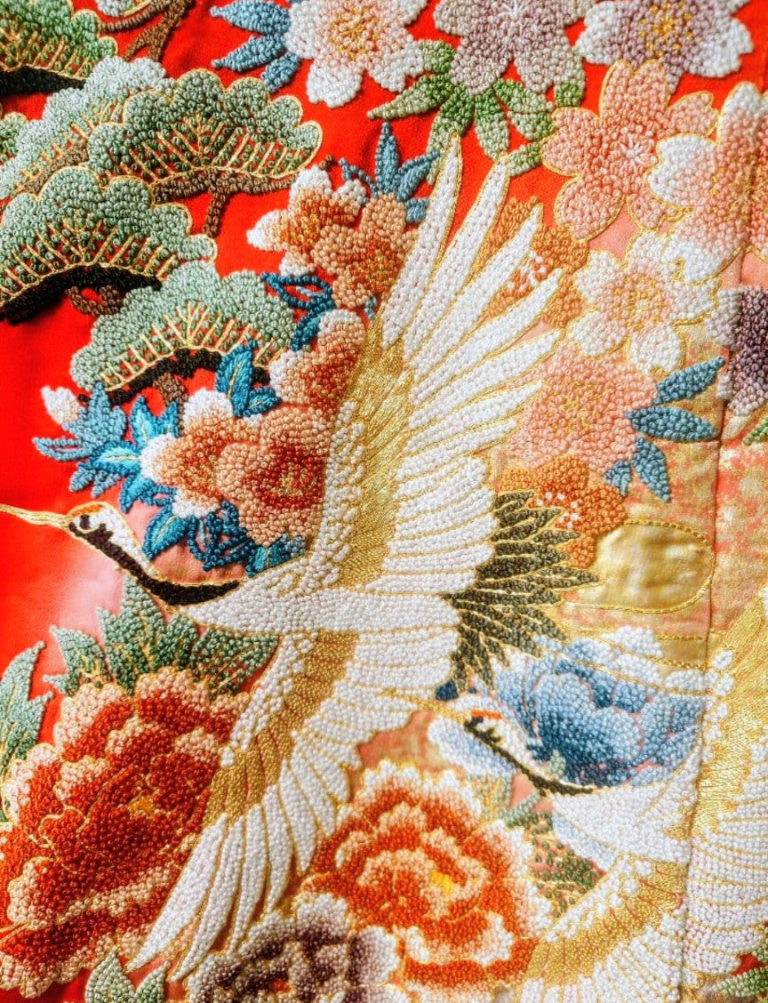 كيمونو زفاف أحمر تقليدي من نوع أوتشيكاكي مطرز بتطريز ساغارا - طيور الكركي والزهور