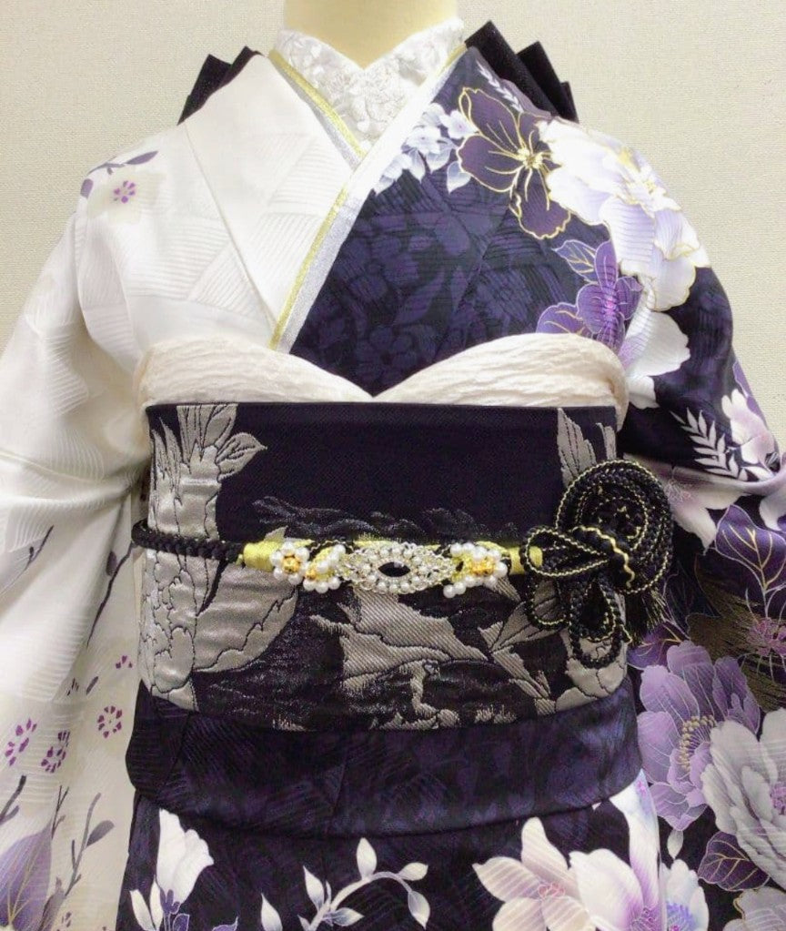 طقم كامل من فوريسود أسود وأبيض رائع مزين بأزهار أرجوانية نابضة بالحياة وحزام أوبي أسود وفضي