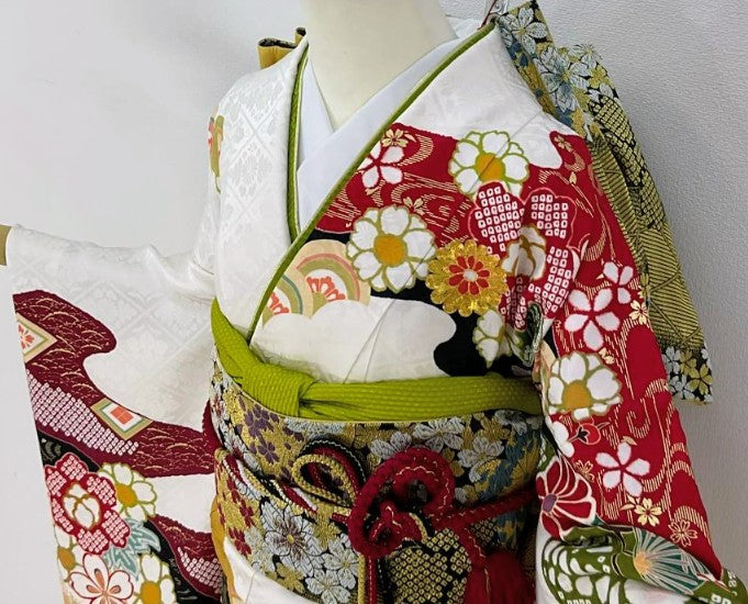 White Furisode Full Set - 7 Pieces - Classic Style - LL to Tall Size - Pure Silk - Excellent Condition